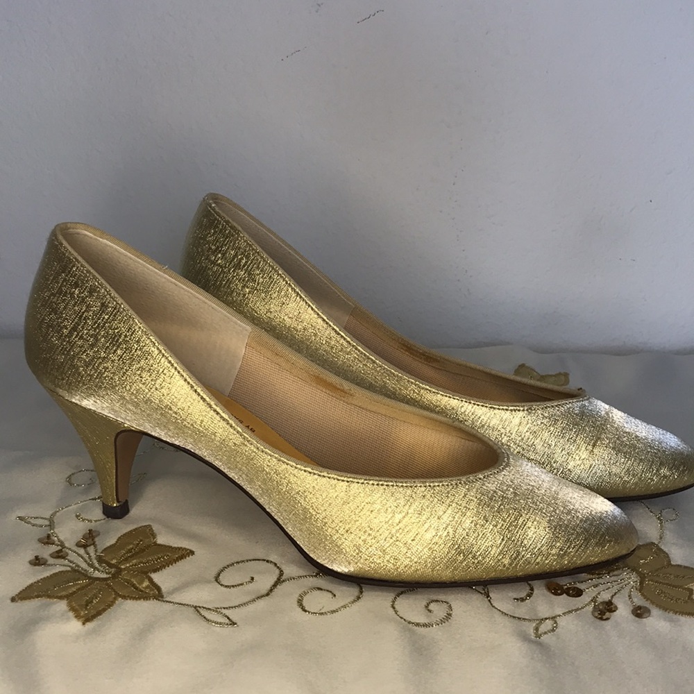 Vintage 80’s Gold Kitten Heel Pumps 7.5 - Picture 2 of 9